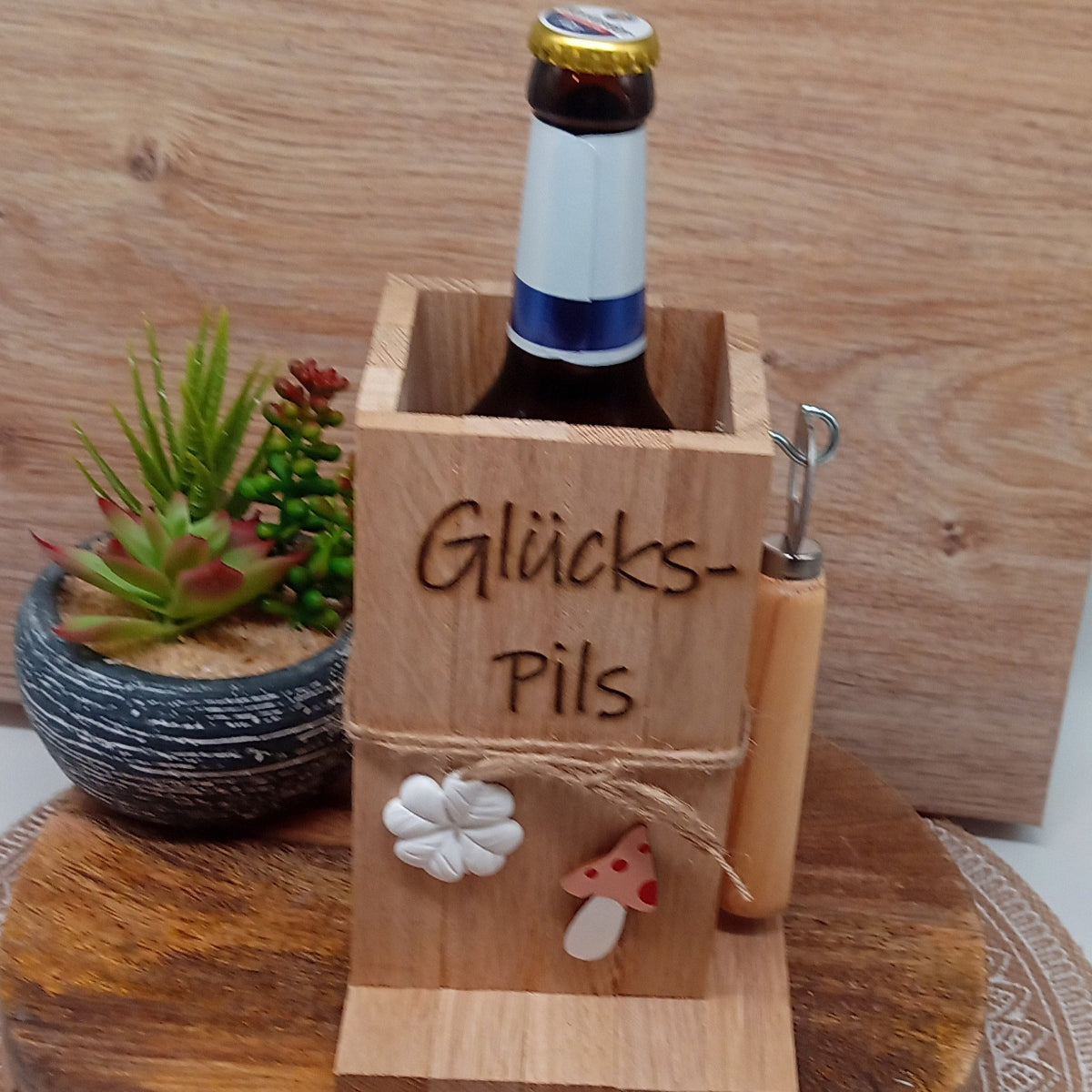 Bierflaschenhalter aus Holz mit Gravur Glückspils