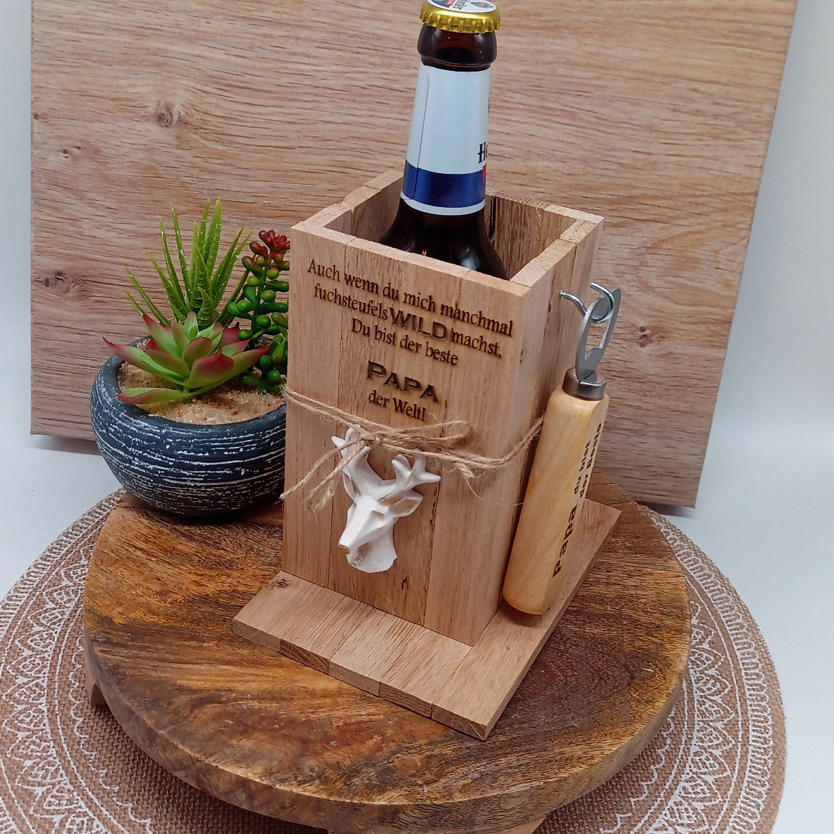 Bierflaschenhalter aus Holz mit Gravur Wild