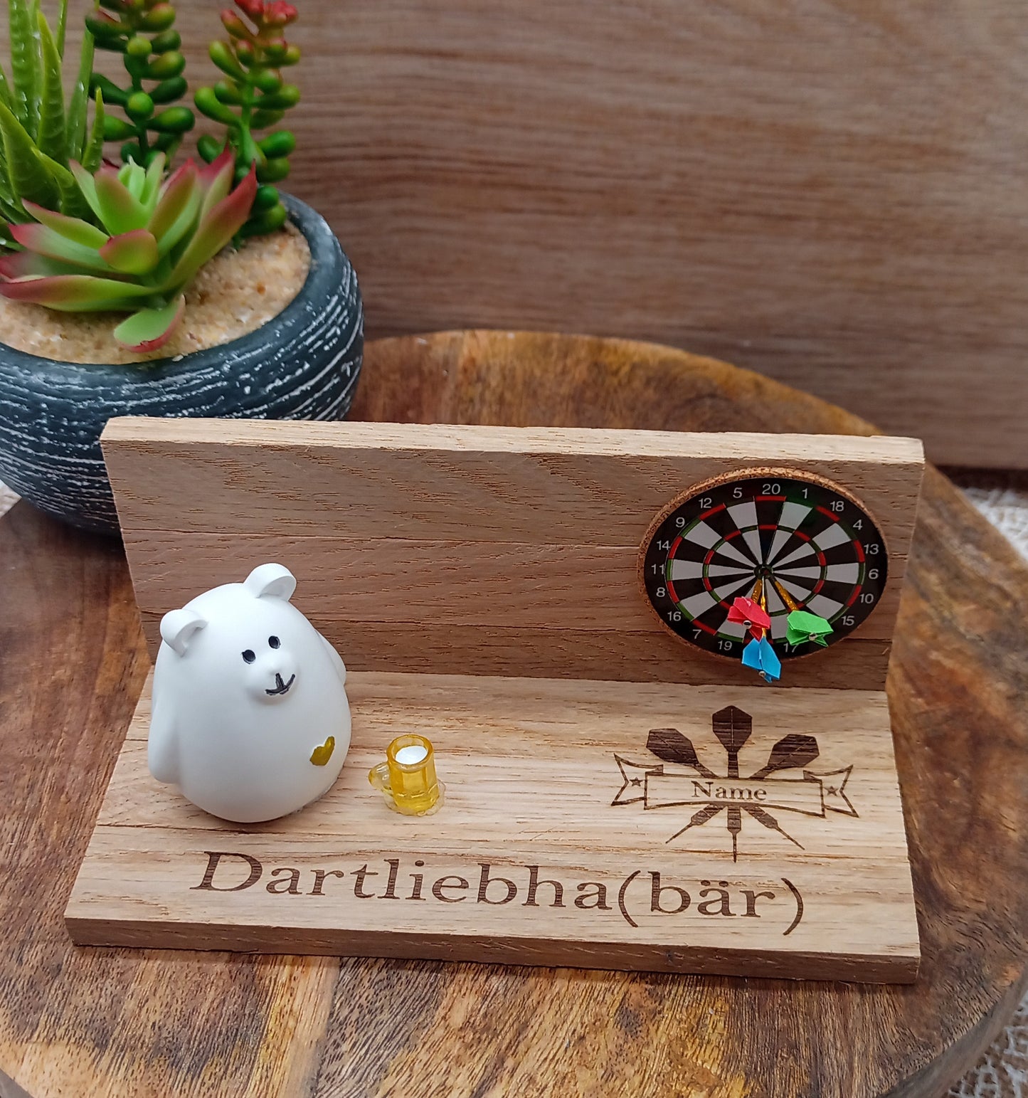 Dartbär auf Holzsockel, personalisiert