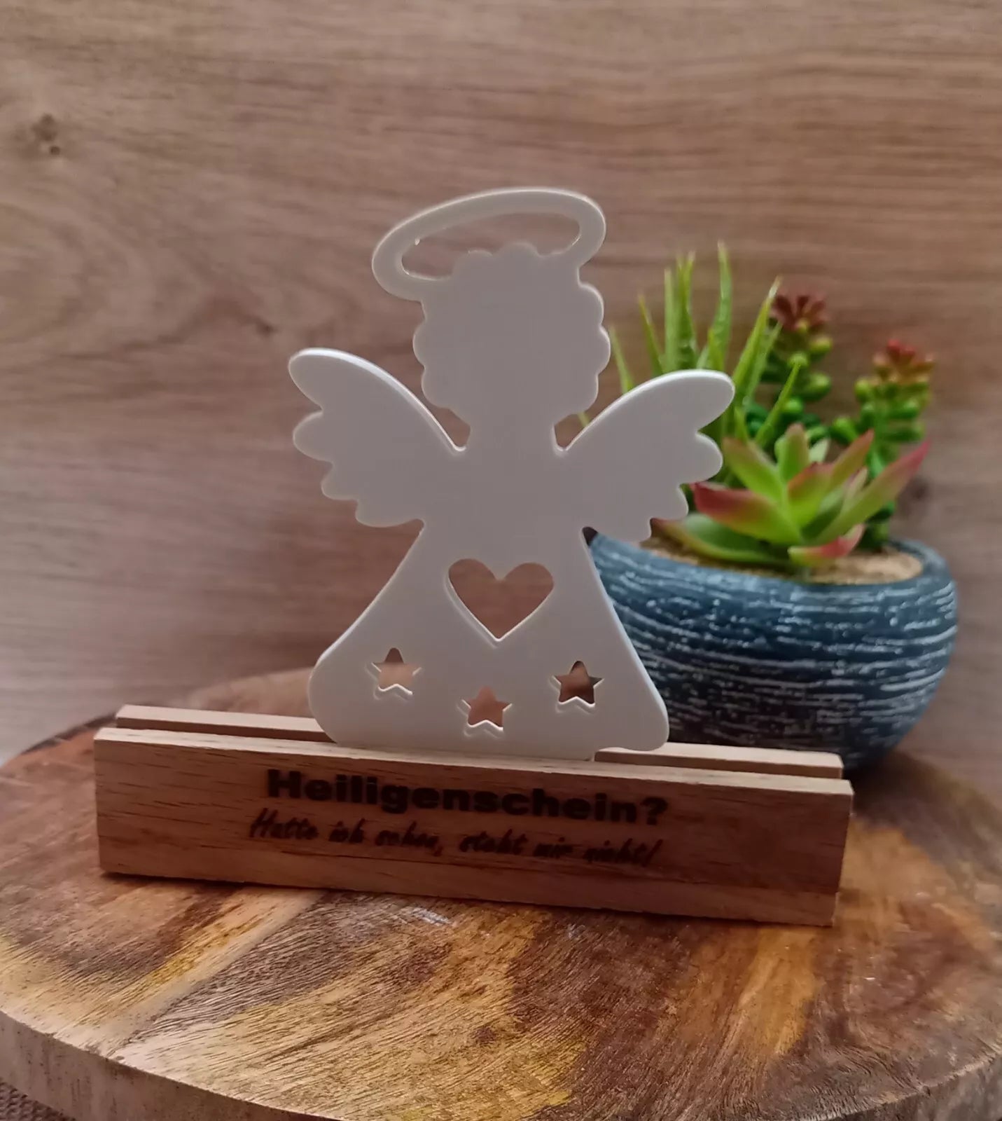 Deko Engel aus Keramik auf Holzsockel personalisiert mit Wunschspruch