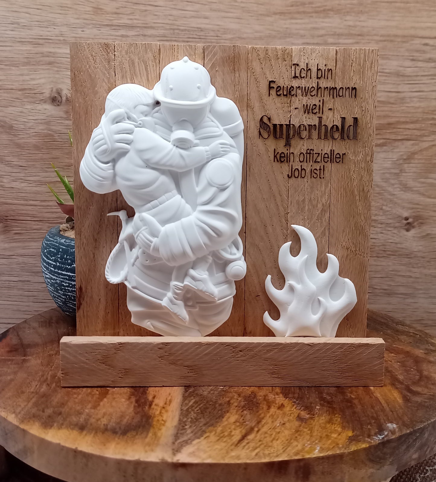 Feuerwehrmanndeko aus Raysin auf Holz mit Gravur