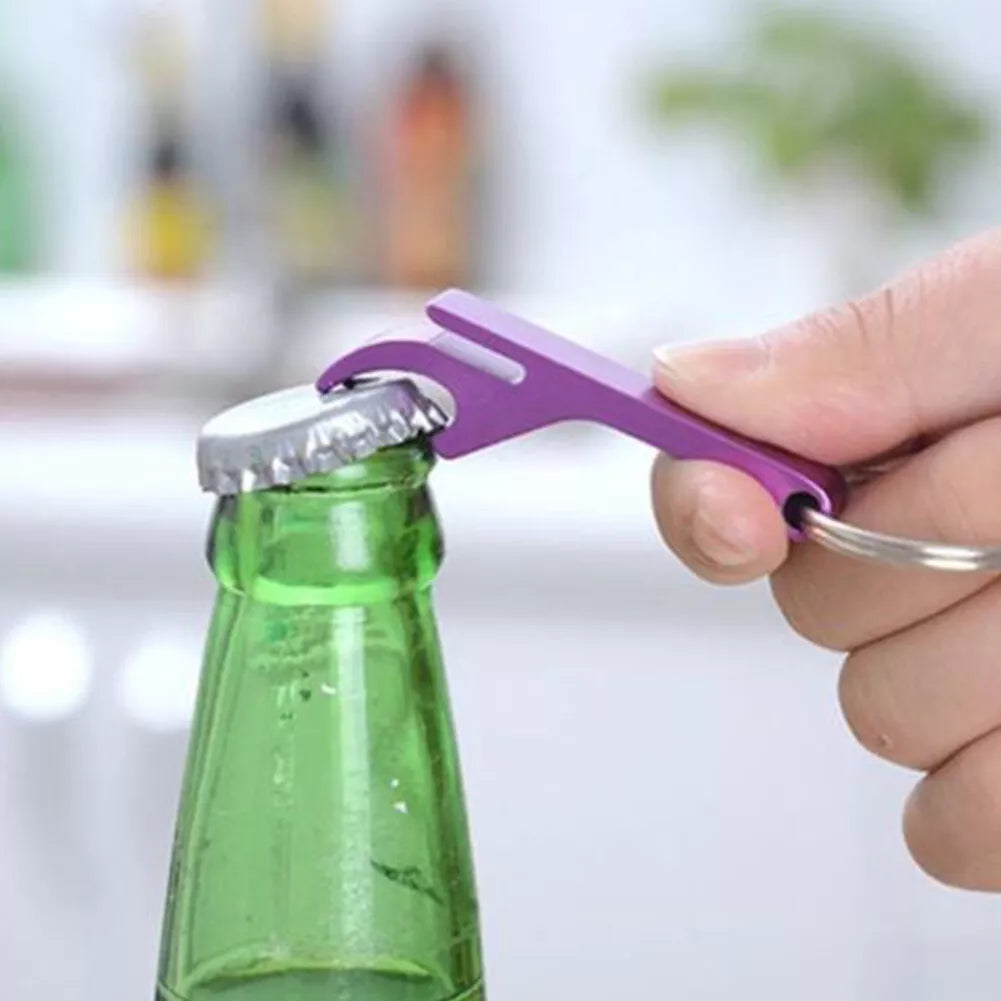 Flaschenöffner öffnet Flasche