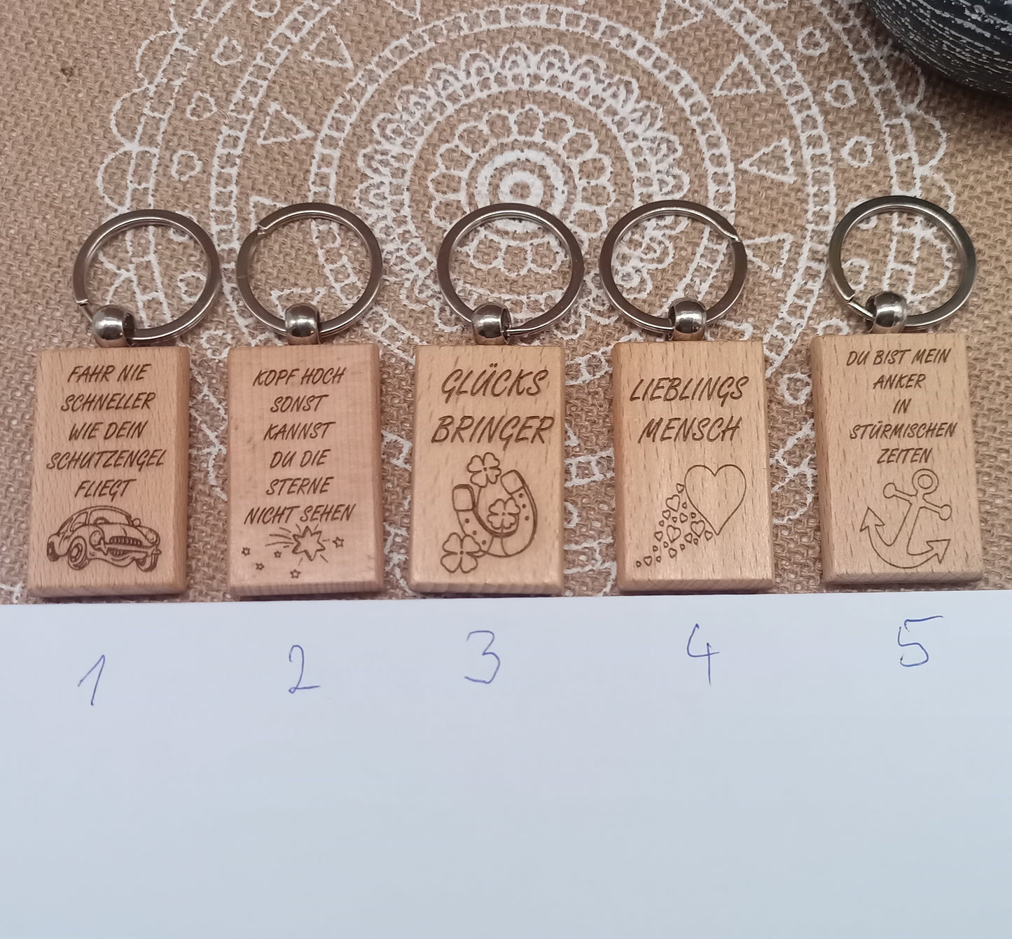Schlüsselanhänger aus Holz mit persönlicher Gravur auf der Rückseite