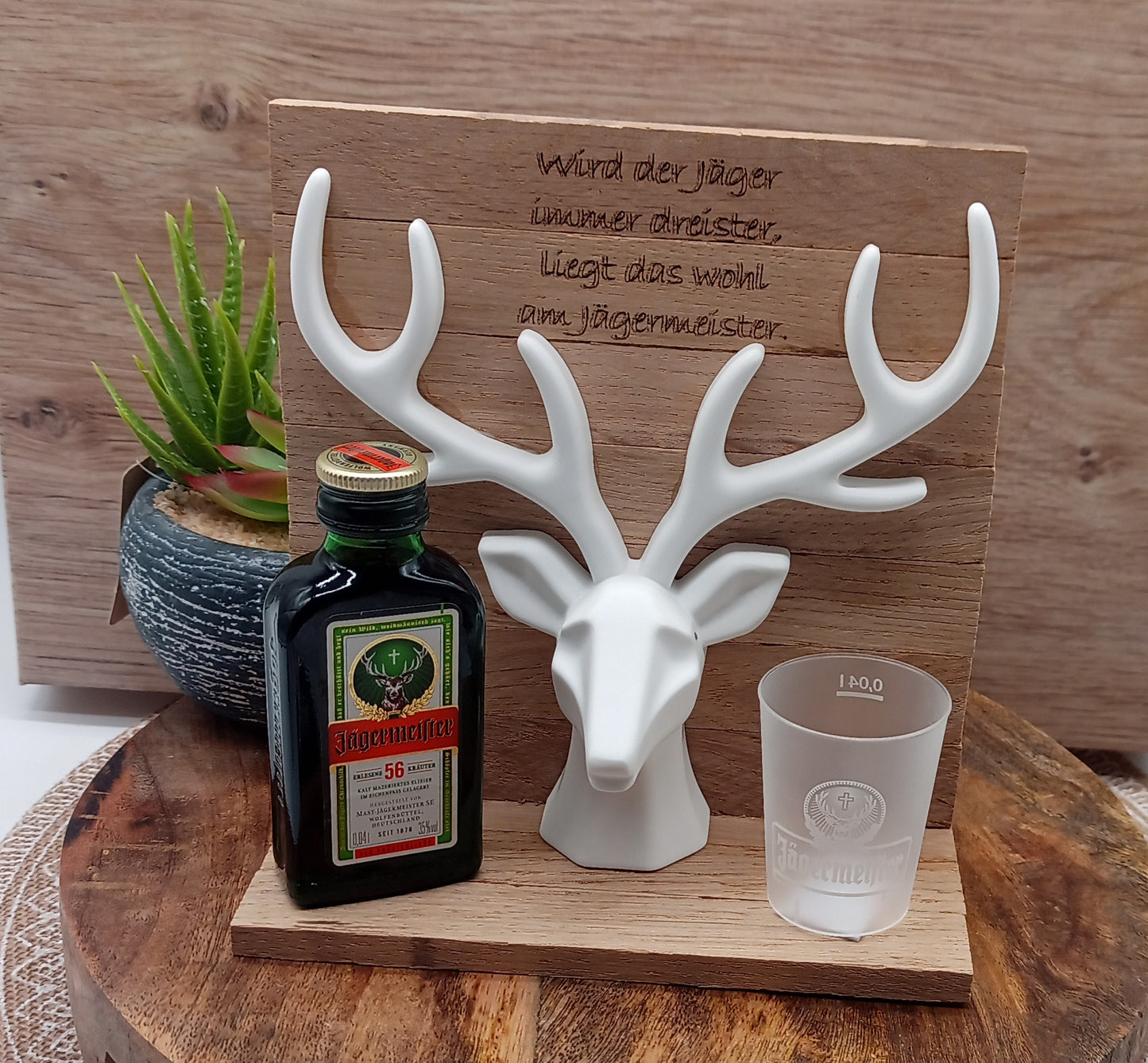 Dekoset Hirschgeweih aus Raysin mit Jägermeisterbecher