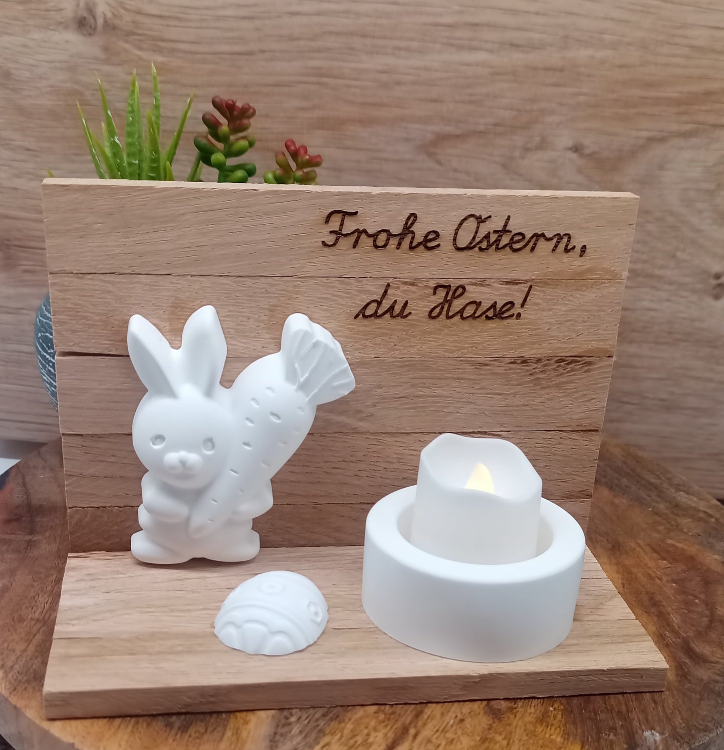 Osterhase aus Raysin auf Holz