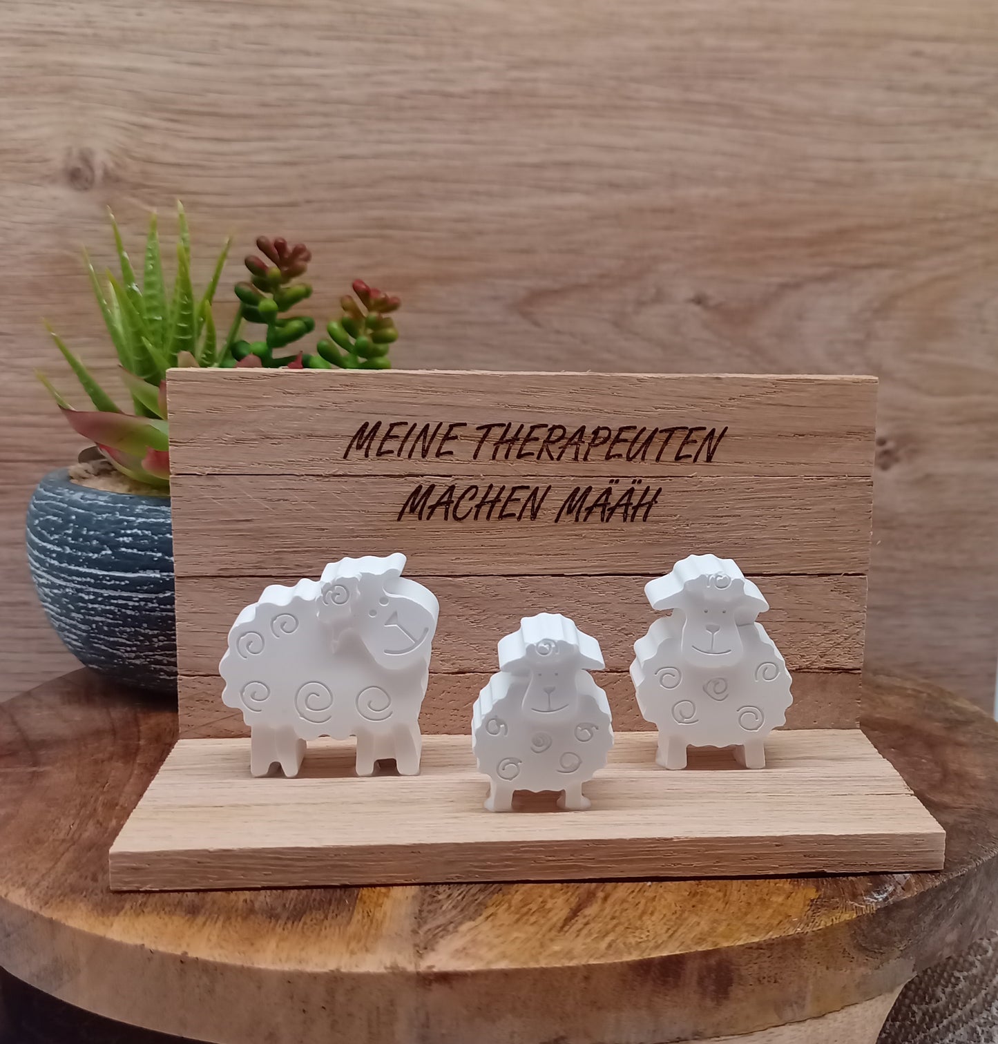 Schafe aus Raysin auf Holz mit lustigen Spruch