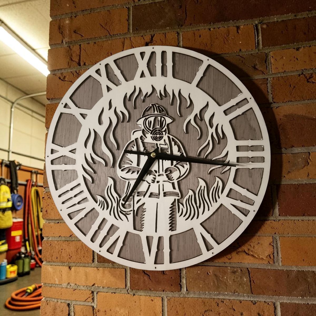 Wanduhr aus Holz mit Feuerwehrmotiv