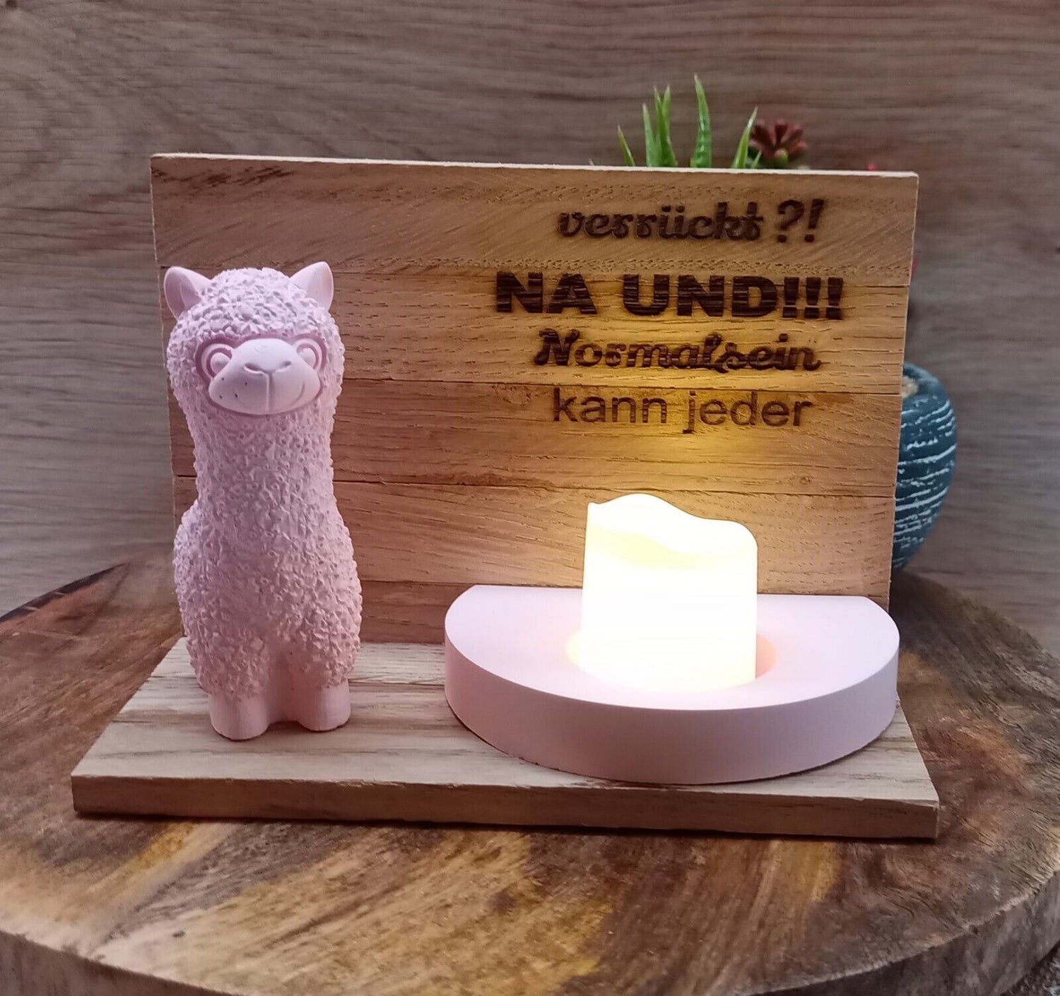 Rosa Alpaka mit Teelichthalter aus Raysin. In einem Holzrahmen aus Eiche mit persönlicher Gravur 