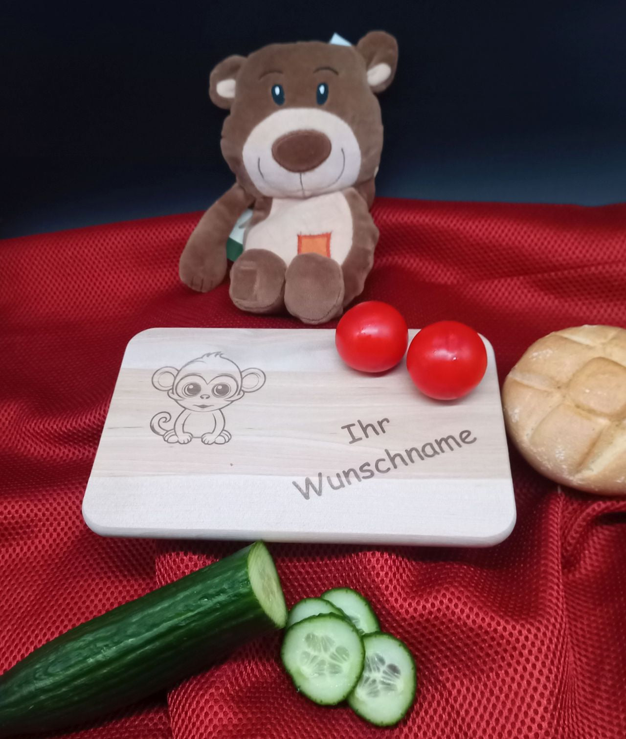 Brottbrett aus Buche mit Wunschnamen und Wunschmotiv graviert.