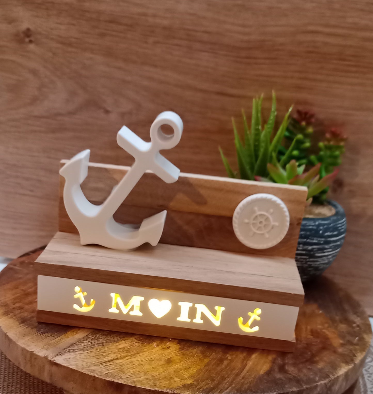 Anker aus Raysin auf Holzsockel mit Beleuchtung