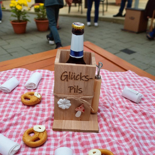 Bierflaschenhalter aus Holz mit Gravur und Flaschenöffner