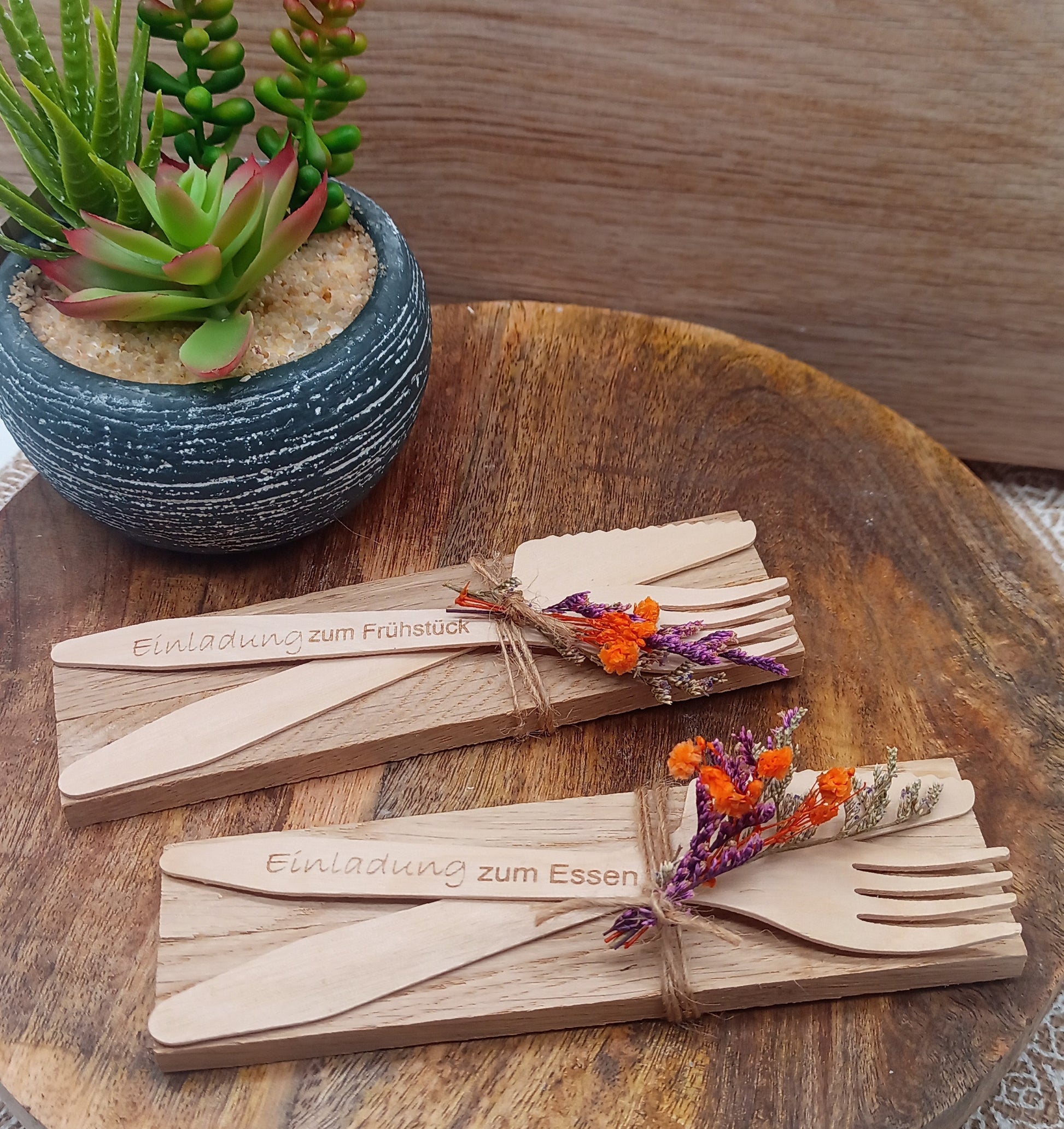 Einladung zum Essen aus Holz