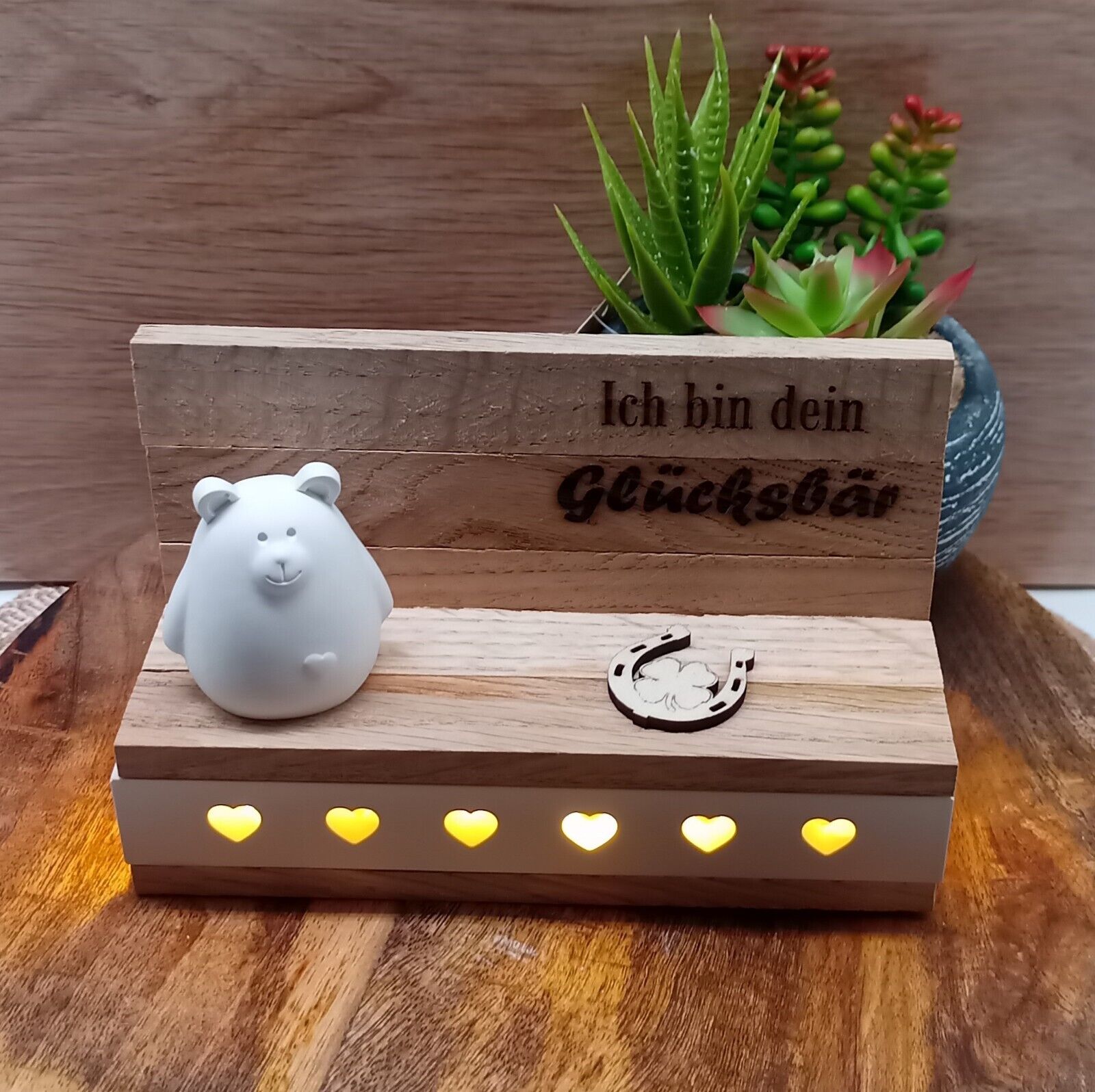 Kleiner Bär aus Raysin auf Holzsockel mit Gravur und Beleuchtung
