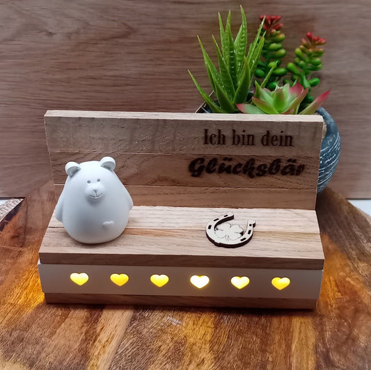 Kleiner Bär aus Raysin auf Holzsockel mit Gravur und Beleuchtung