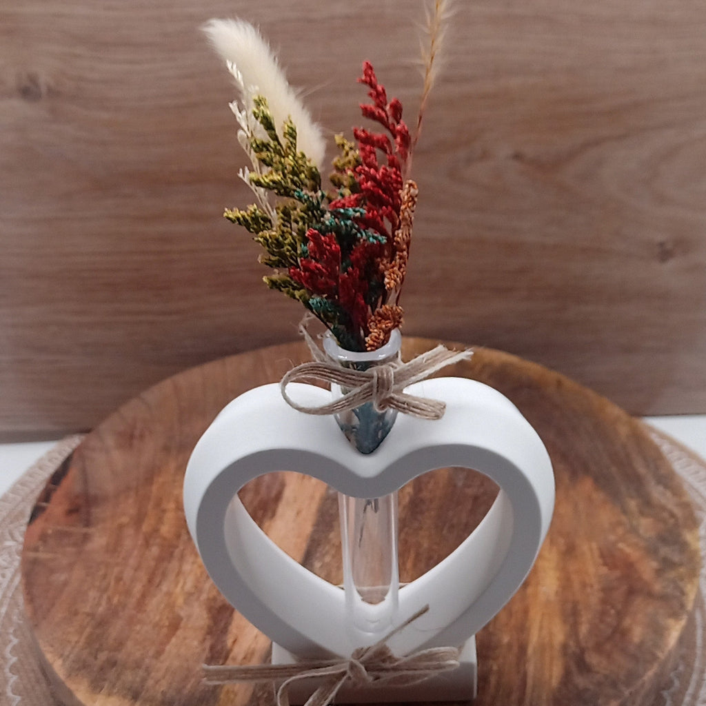 Herzvase aus Raysin mit Trockenblumen