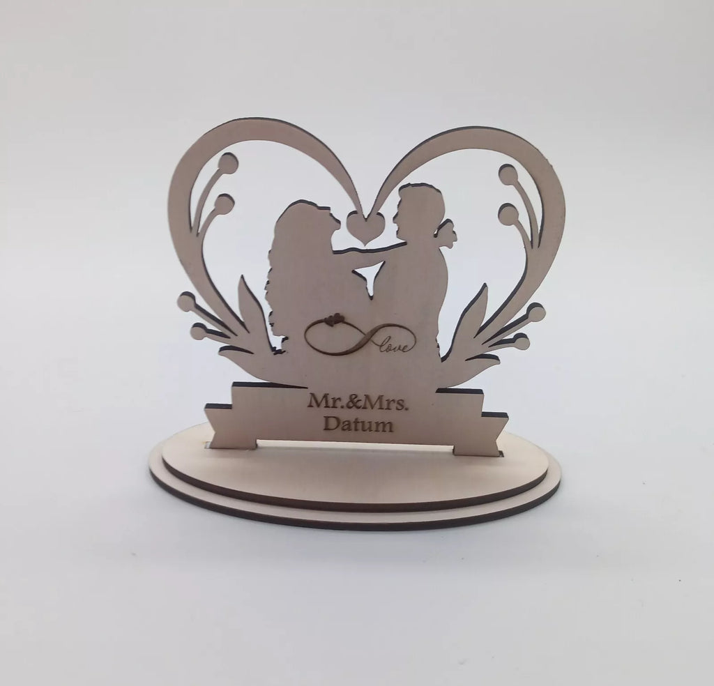Hochzeitsgeschenk aus Holz mit Gravur – Personalisierter Aufsteller Herz & Brautpaar