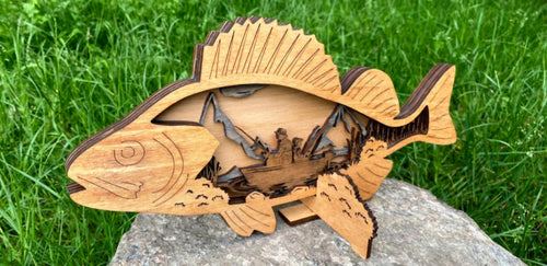 Barsch aus Holz mit Angler