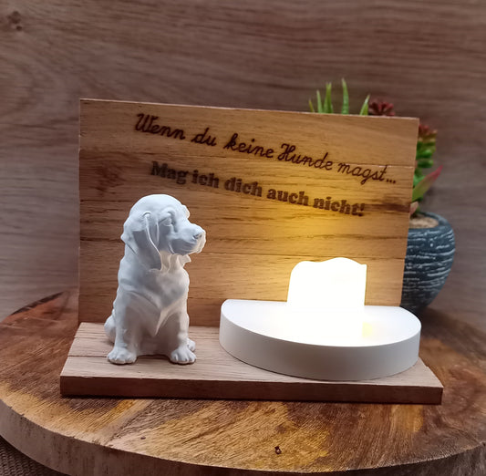 Hund und Teelichhalter aus Raysin auf Holz mit Gravur