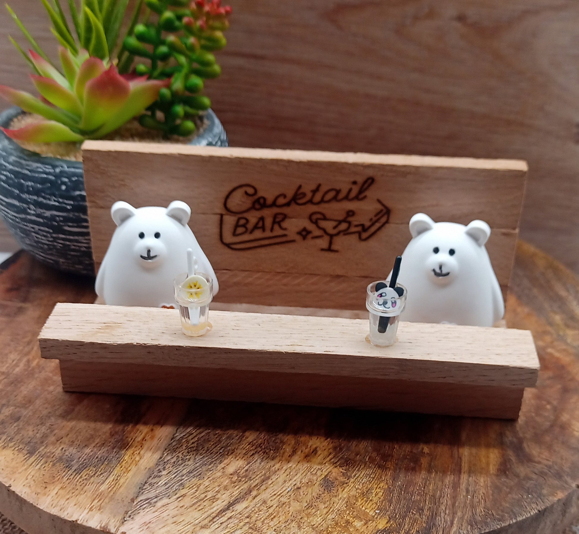 Minicocktailbar mit Dekobär