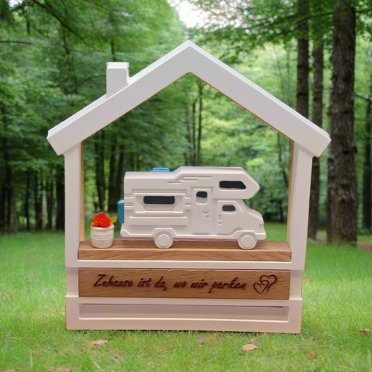 Keramikhaus mit Wohnmobil und Gravurplatte