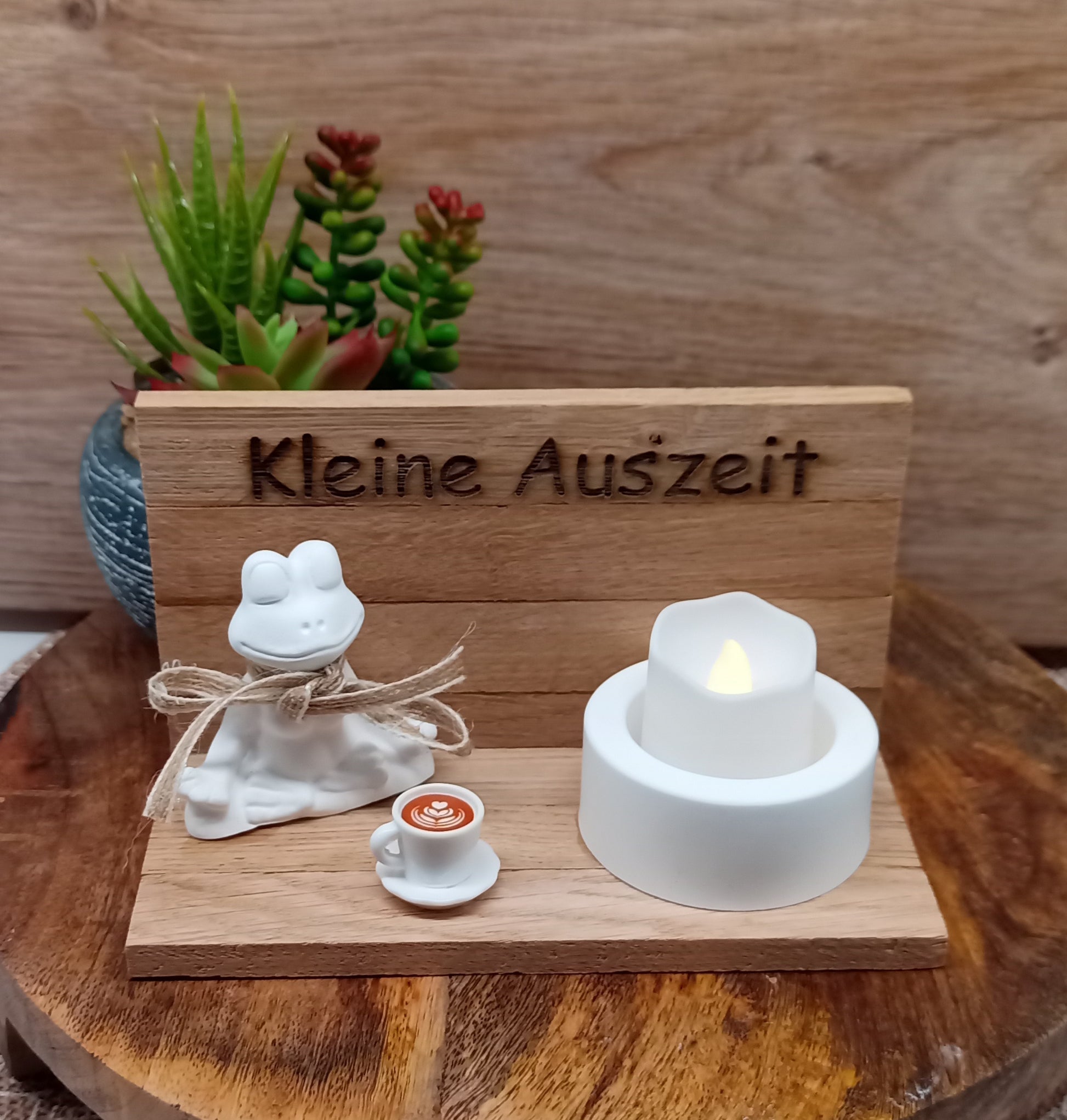 Frosch und Teelichthalter aus Raysn auf Holz mit Spruch kleine Auszeit
