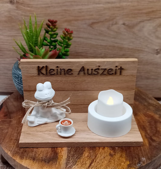 Frosch und Teelichthalter aus Raysn auf Holz mit Spruch kleine Auszeit