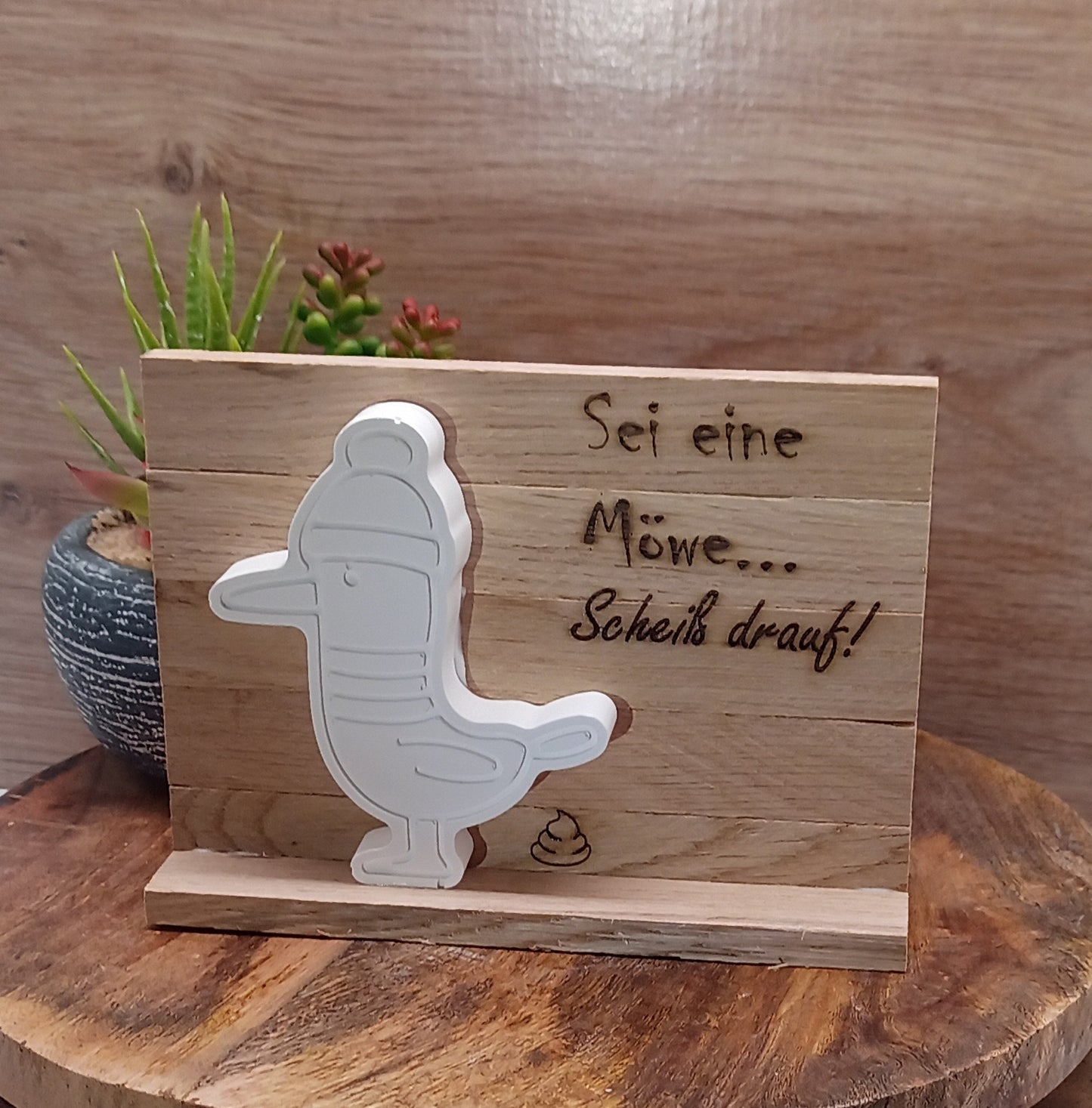 Möwe aus Raysin auf Holz mit Gravur