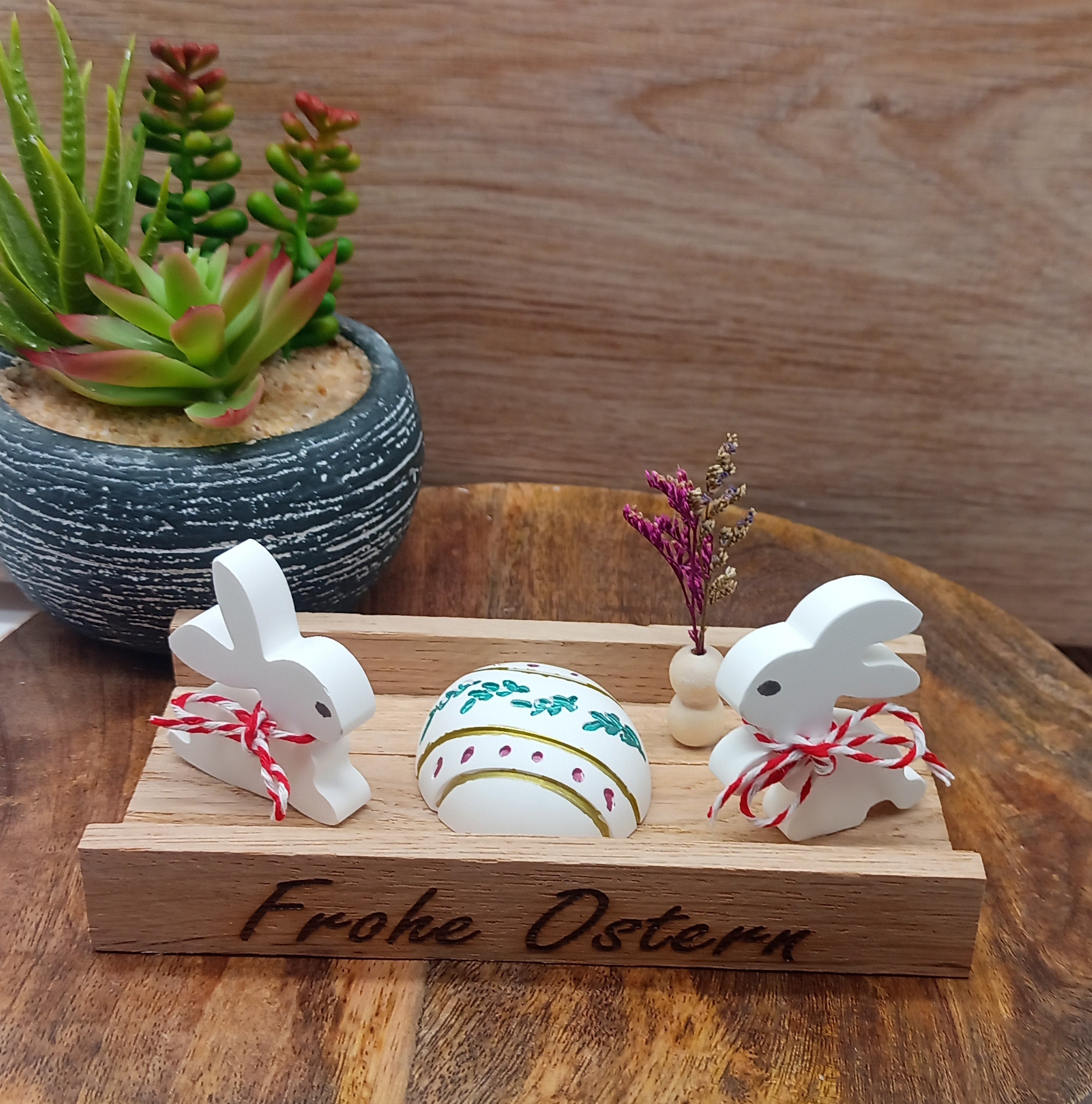 Osterhasen und Osterei aus Raysin auf Holzsockel