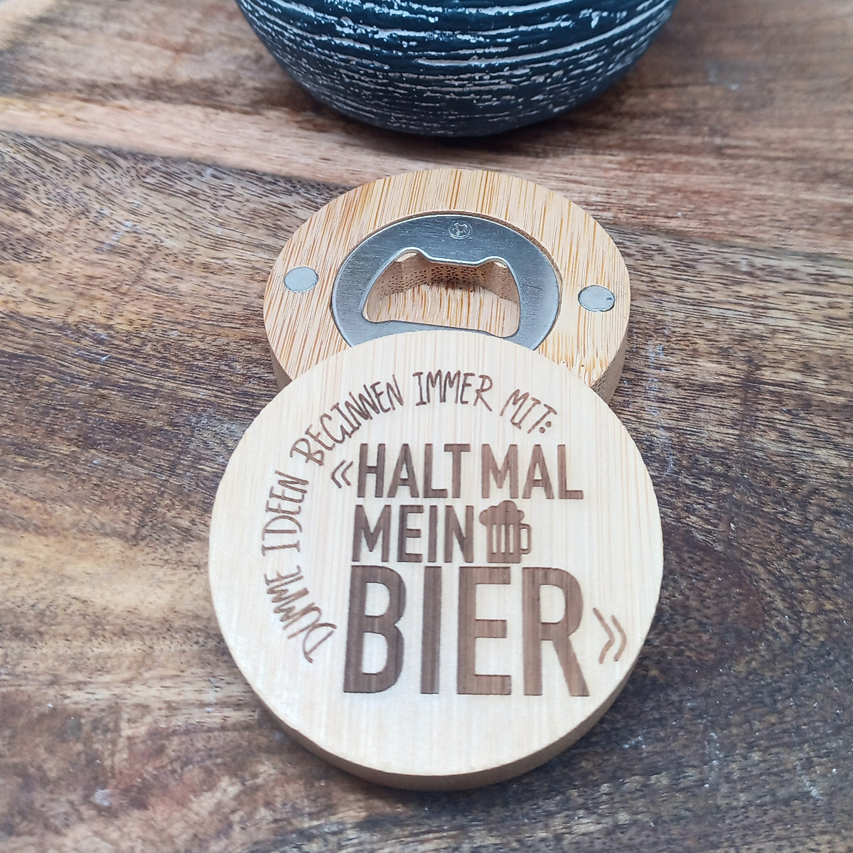 Runder_Flaschenoeffner_mit_Gravur_Halt_mal_mein_Bier
