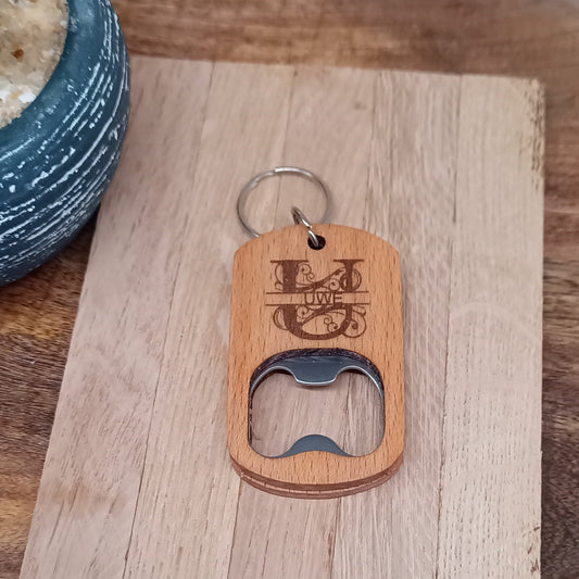 Schlüsselanhänger mit Flaschenöffner und Monogramm