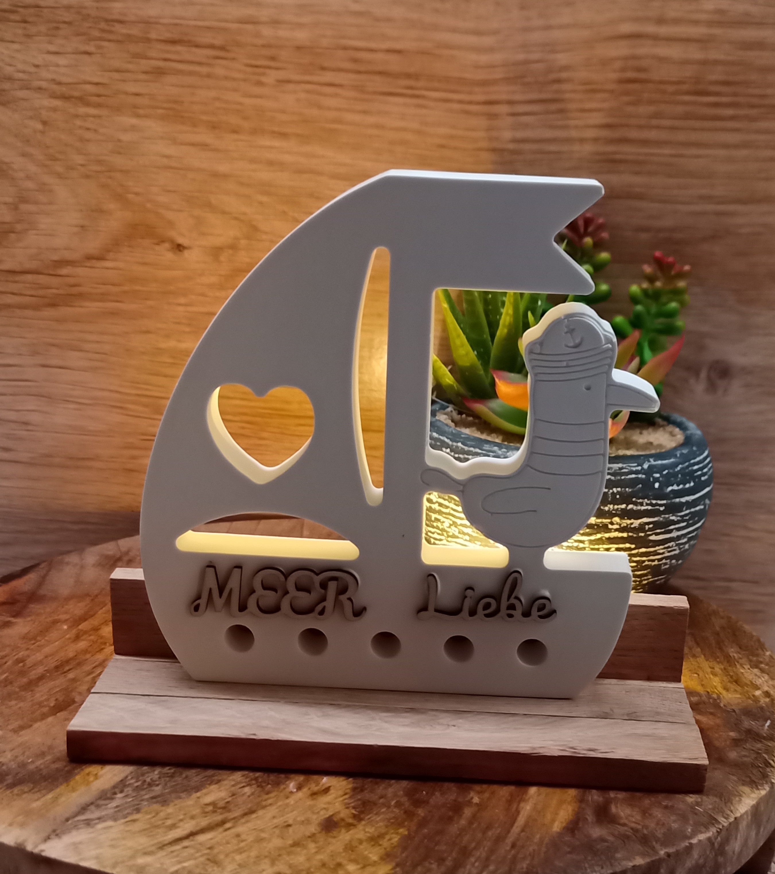 Segelboot mit Möwe aus Raysin auf Holzsockel