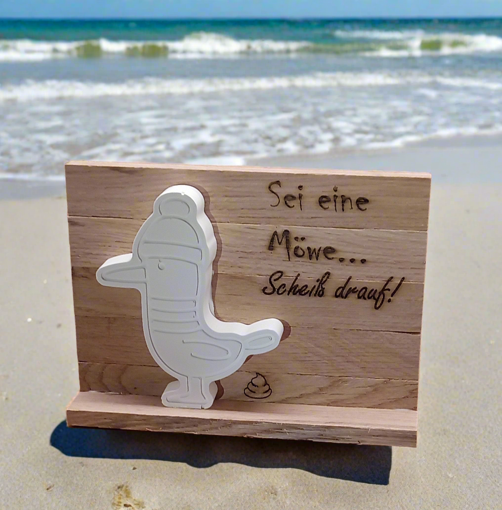 "Sei eine Möwe – Scheiß drauf!" Maritime Deko aus Raysin & Holz