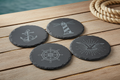 Schieferuntersetzter mit maritimer Wunschgravur – Anker, Leuchtturm, Steuerrad – personalisiertes Geschenk aus Echtschiefer auf maritimem Hintergrund