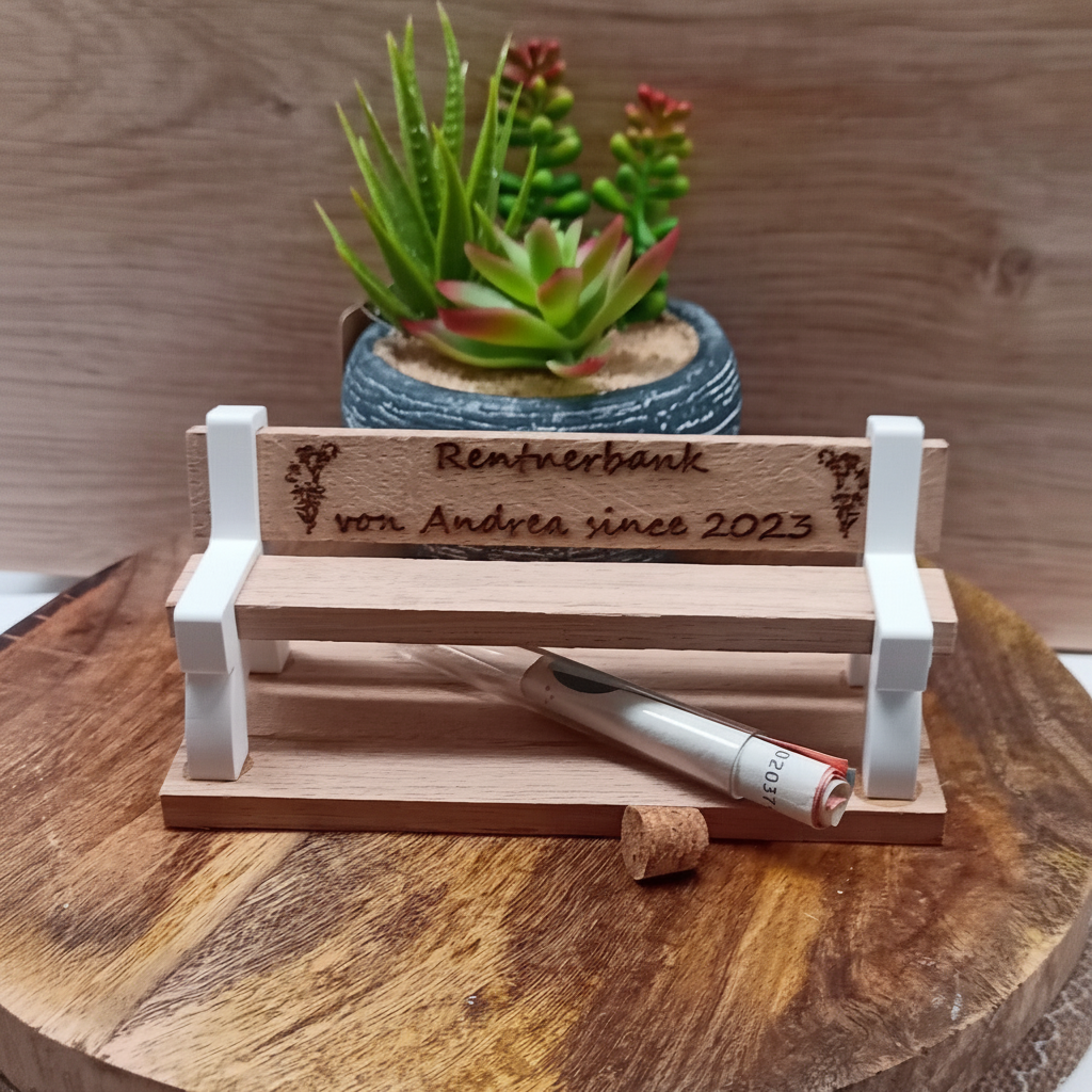 Personalisierte Dekobank – Lifestyle-Foto mit Sukkulente und Holztisch