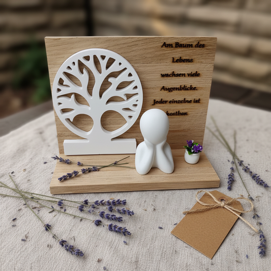 Dekoset Lebensbaum als Geschenk präsentiert auf Leinen mit Lavendel