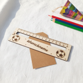 Personalisierte Holz-Lesehilfe als Einschulungsgeschenk mit Schultüte und Buntstiften