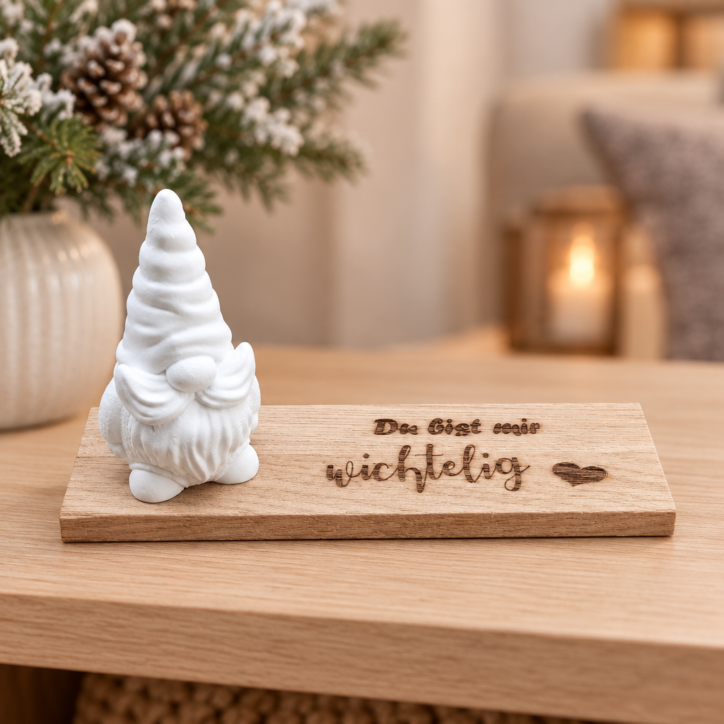Weiße Wichtelfigur auf Eichensockel in gemütlicher winterlicher Wohnumgebung
