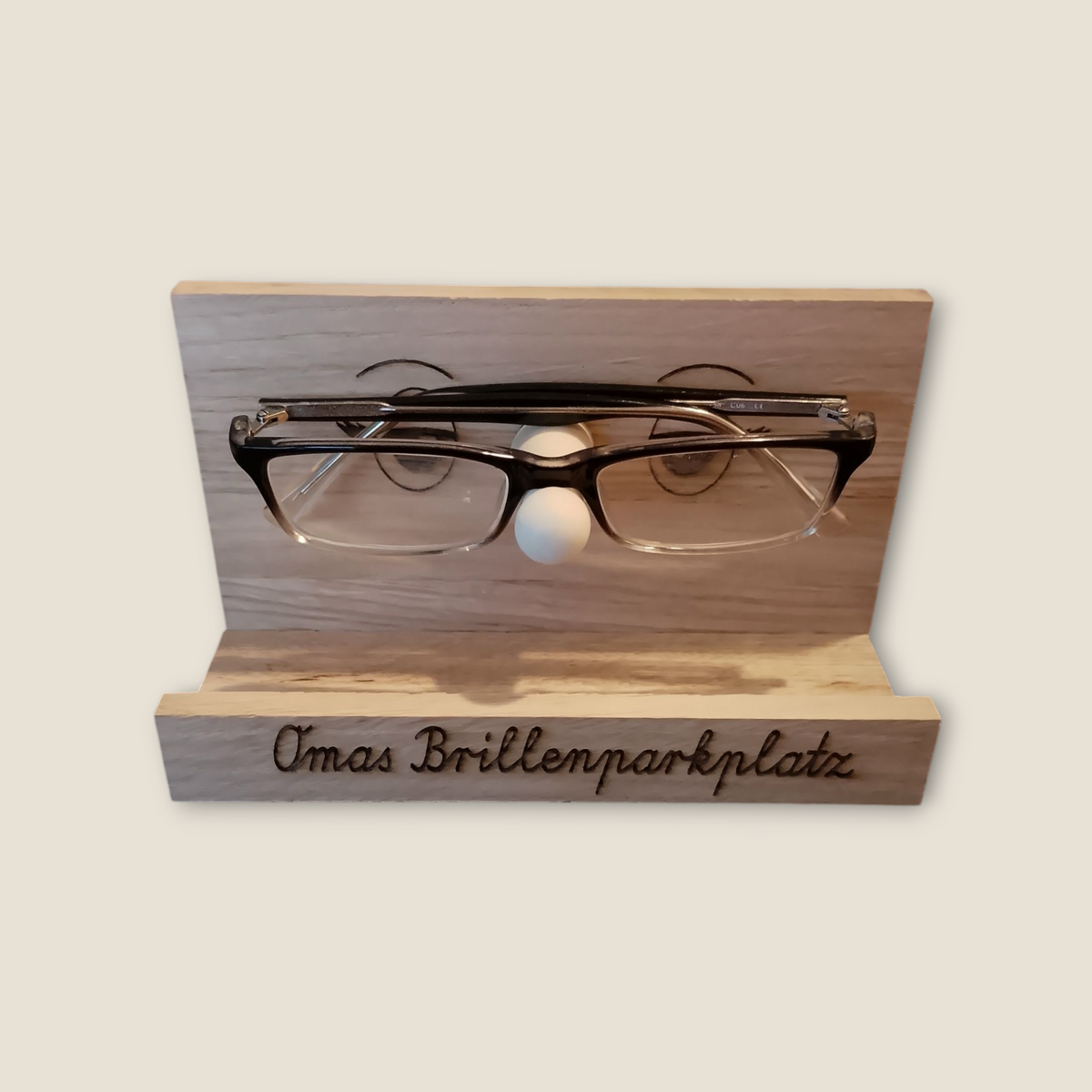 Personalisierter Brillenhalter aus Holz – praktisches Geschenk mit individueller Gravur