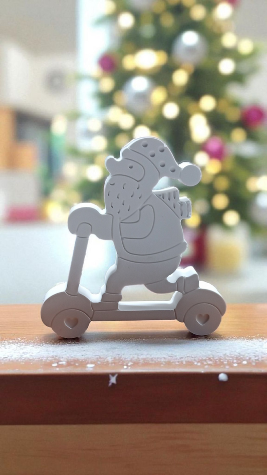 Deko aus Keramikguss "Weihnachtsmann auf Roller"