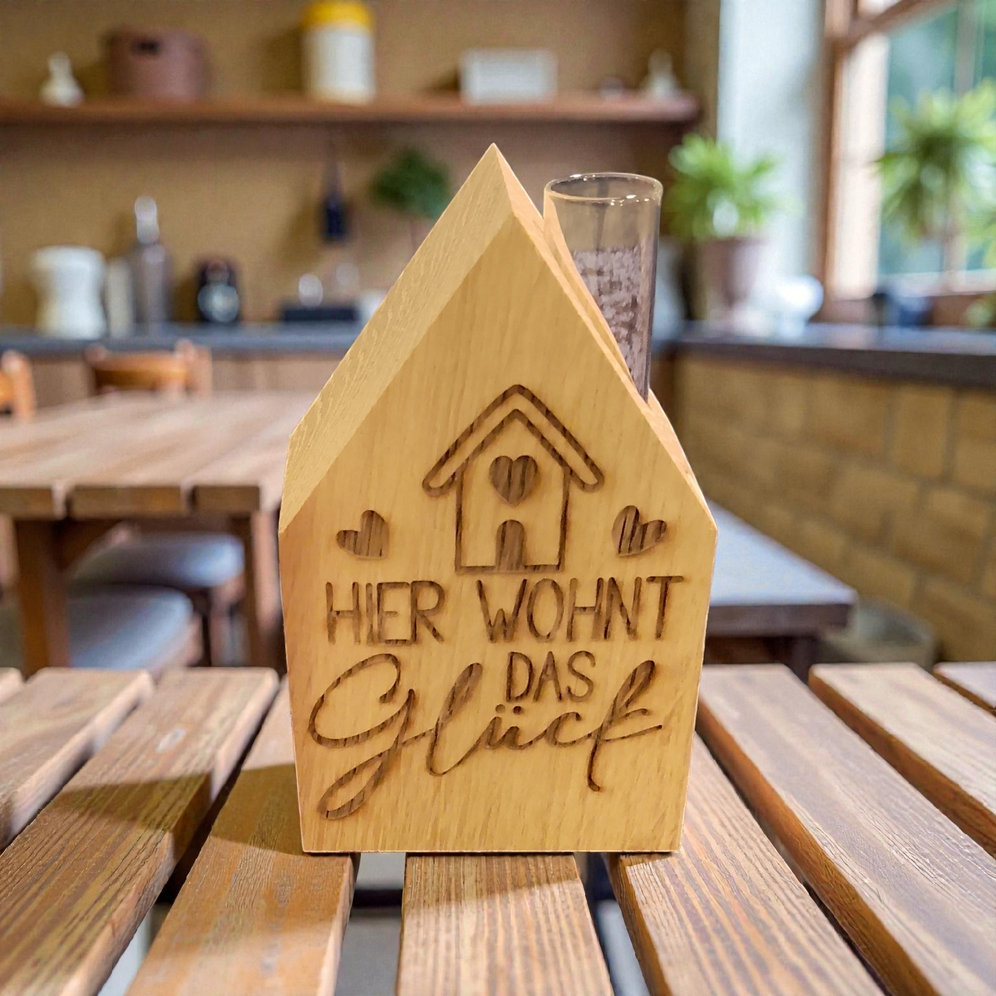 Mini Holzhaus aus Eiche mit Gravur und Vasenhalter