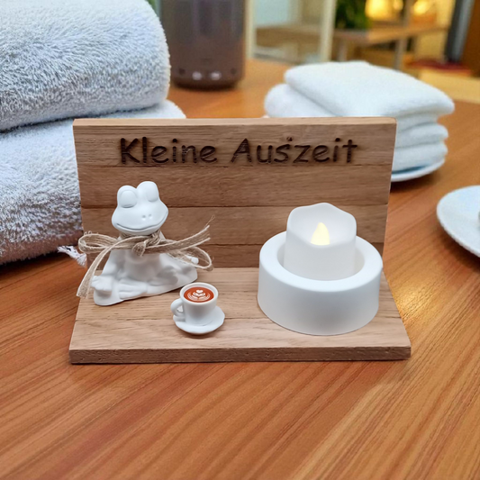 Deko "Kleine Auszeit" mit Frosch und Teelichthalter aus Raysin auf Holz