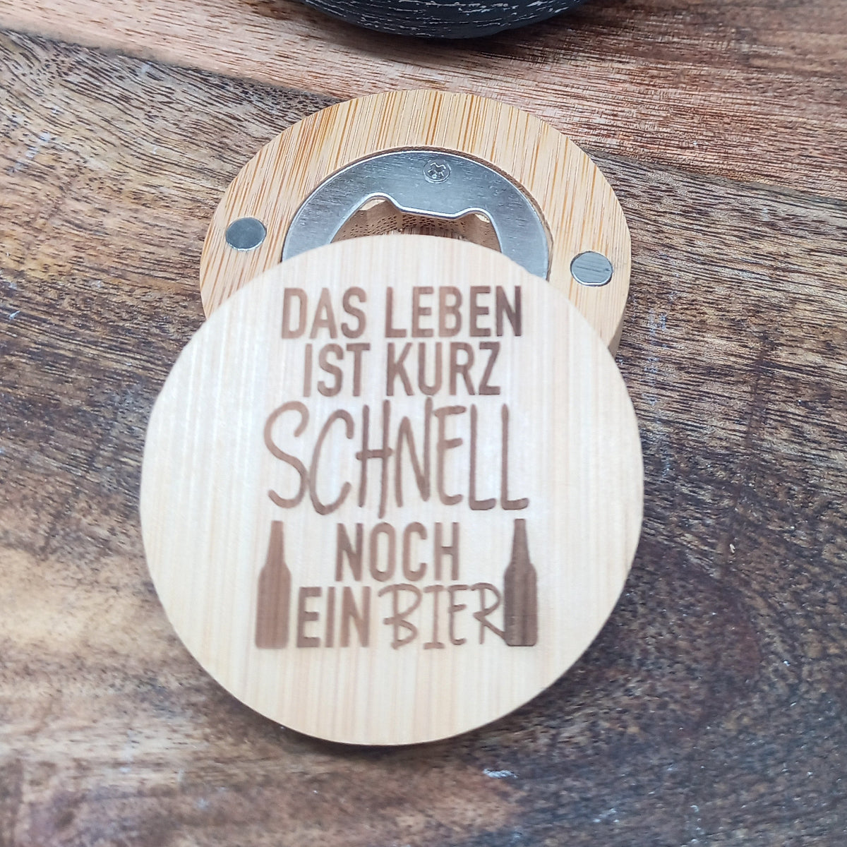runder Flaschenoeffner mit Gravur Das Leben ist kurz