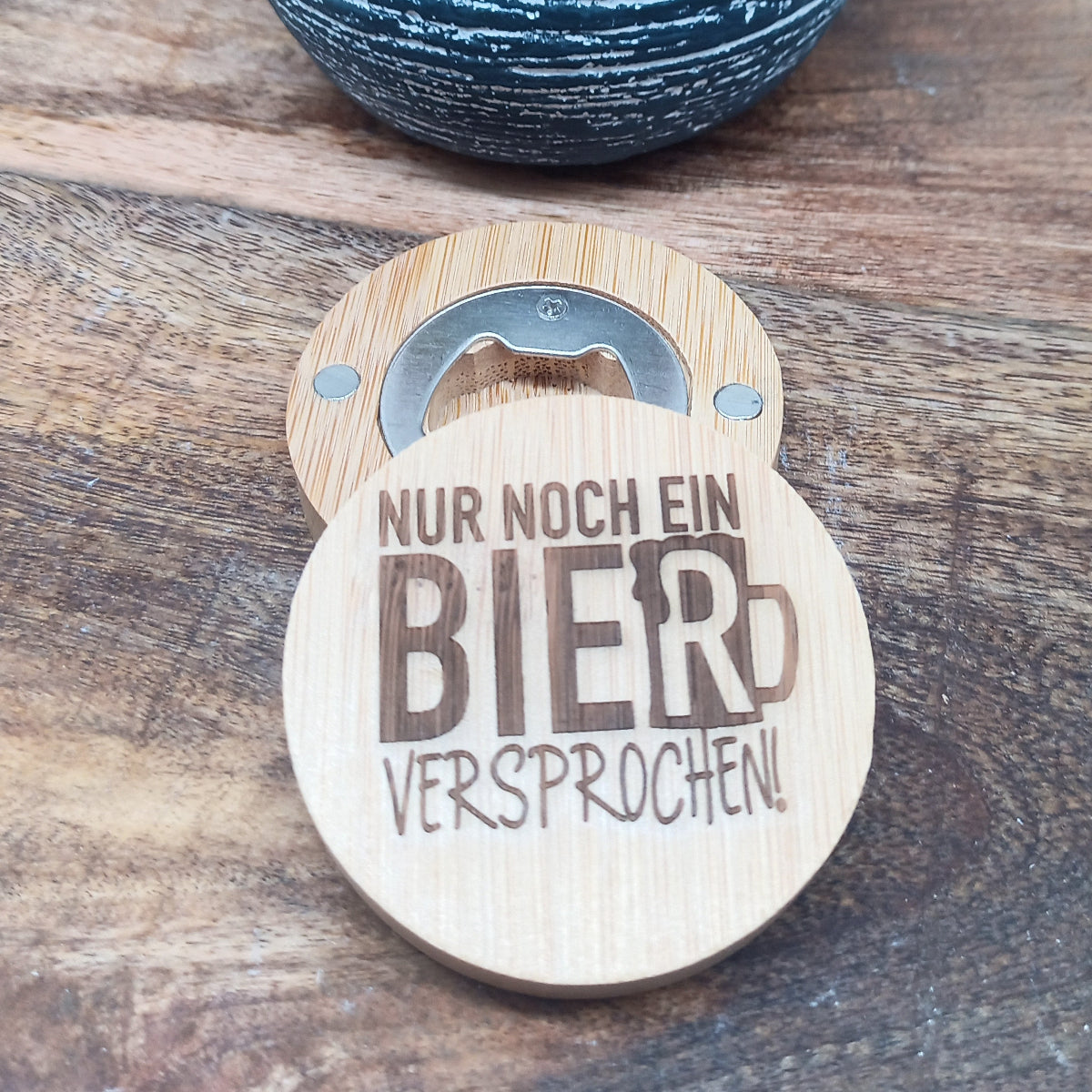 Runder Flaschenöffner aus Holz mit Gravur nur noch ein Bier